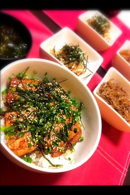 さんま蒲焼丼、チャプチェ、長芋の梅シソ和え|キッチンドランカーさん