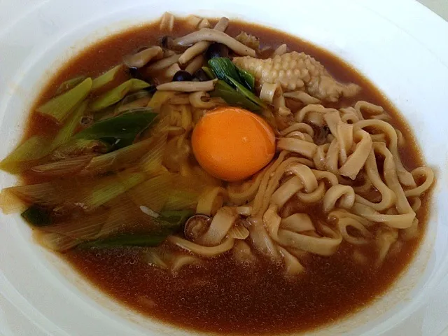 Snapdishの料理写真:今朝は自宅で味噌煮込みうどん♪ 寿がきやええねぇ。|たけうちさん