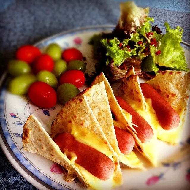 Snapdishの料理写真:Sausage taco with fresh salad n fruits|shirlynさん