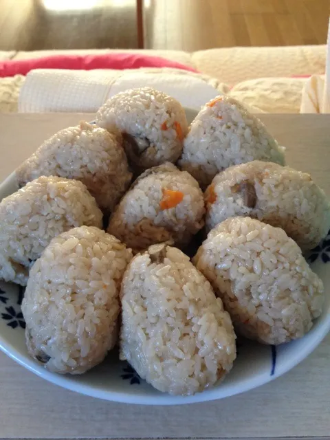 炊き込みご飯のおにぎり。|ゆかさん