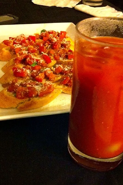 Tomato bruschetta and a spicy bloody mary|Adriana Munozさん