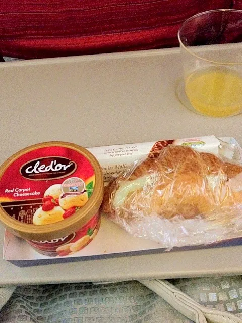 I prefer the croissant the most most most ! Inside have tuna ! Mouth watering croissant ever !! The cheese cake and the biscuit I like also !  Best airplane mea|Chu Yingさん