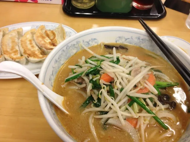 Snapdishの料理写真:みそラーメンと餃子＠餃子の満州|masaaki iemotoさん