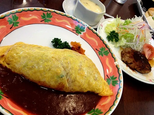 Snapdishの料理写真:Aランチ(ハンバーグ、オムライス、サラダとポタージュ、茶碗蒸し)|chiesamaさん