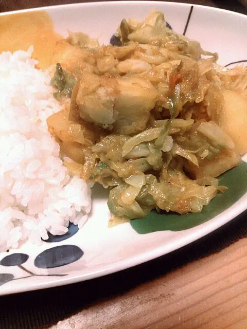 Snapdishの料理写真:キャベツとジャガイモのネパール風カレー|カレーオヤジさん