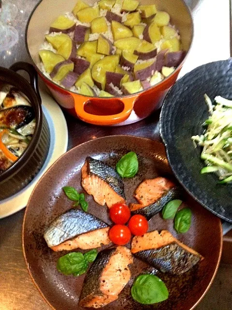 晩ご飯🌙秋鮭のバジルソテー・薩摩芋ご飯・茄子とパプリカのチーズクリーム焼き・モヤシと胡瓜の和え物|chyawaさん