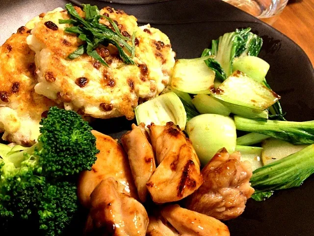 今日はワンプレートで！納豆と山芋のおやき、鶏もも肉の塩麹漬け蜂蜜煮、青梗菜のオイスターソース炒め。…緑がいっぱいだ（´-`）|mayuさん