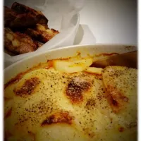 Snapdishの料理写真:Potato gratin with boulognese  sauce|Evelyn Chiuさん