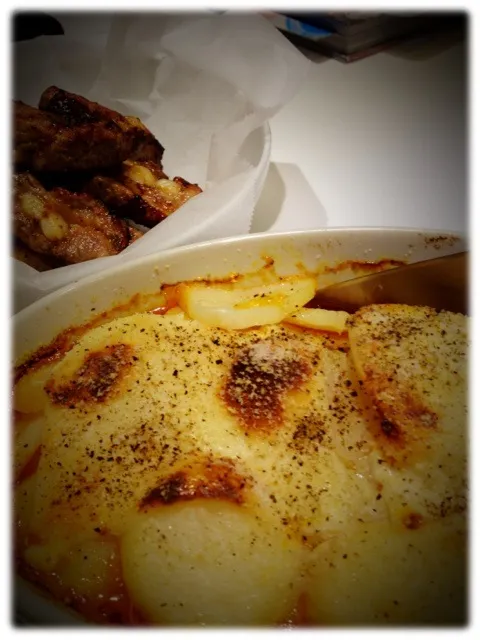 Snapdishの料理写真:Potato gratin with boulognese  sauce|Evelyn Chiuさん