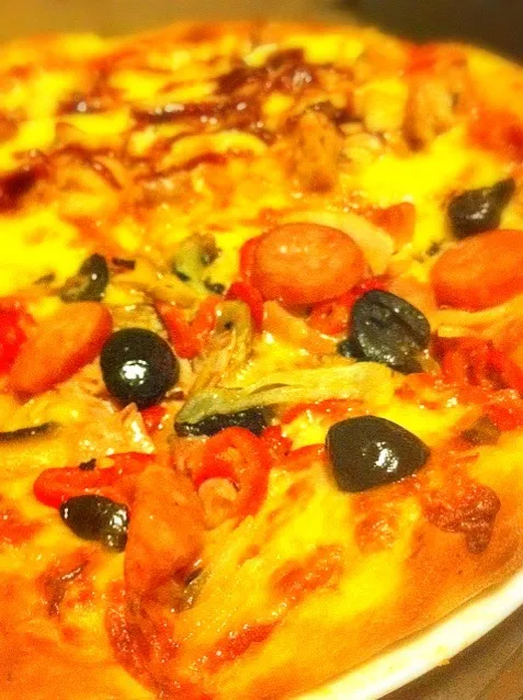 just baked cheesie supreme / BBQ chicken pizza by rob-kun!!!! yummy!! its still hot!!|tomomi tawaraさん