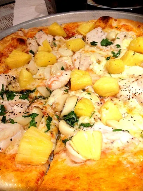 mozarella.garlic.pineapple.thin.crust|ej adamさん