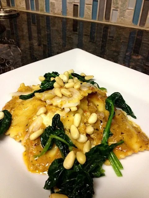 4 Cheese Ravioli with Sun Dried Tomato Pesto, Spinach & Pinenuts.|Katrina Fernandezさん