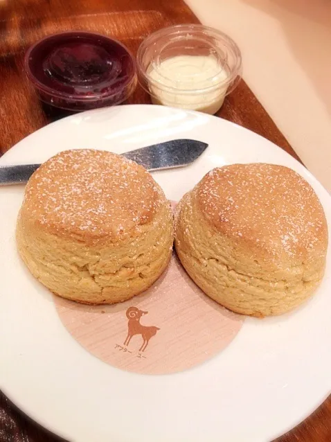 Original scones with milk butter and juicy strawberry jam|PhUnGさん