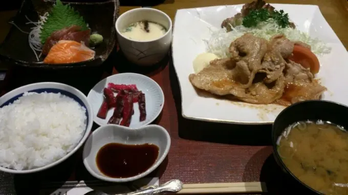 ﾗﾝﾁ 刺身付しょうが焼き定食|稀輝さん