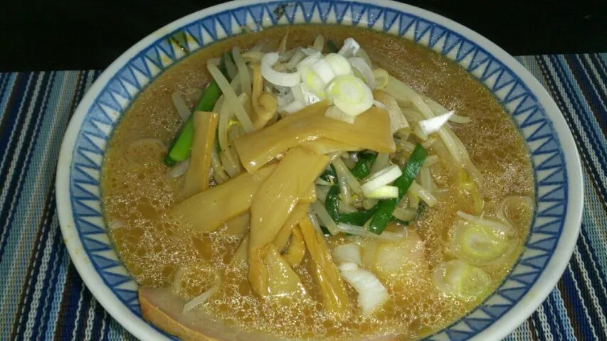 近所のスーパーはプチ札幌ラーメンフェア。らーめんてつやの味噌ラーメンはスープが美味しい。|SATOSHI OOCHIさん