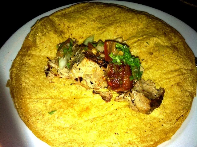 Las carnitas on a corn tortilla|ccherさん