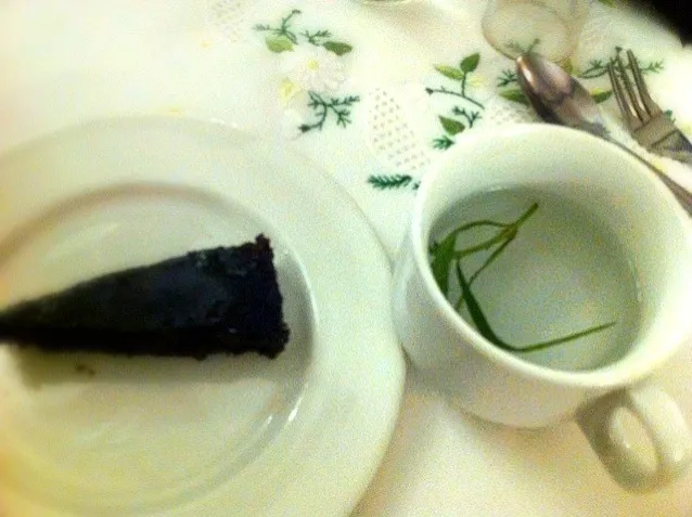 Dark Chocolate cake & Tarragon Tea|Rochelle Hernandezさん