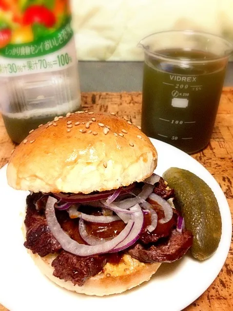 🍔焼肉バーガー／ソースは昨日のハヤシライスのルー🍛とビーカーで飲む緑の野菜 by 伊藤園|にょんにいさん