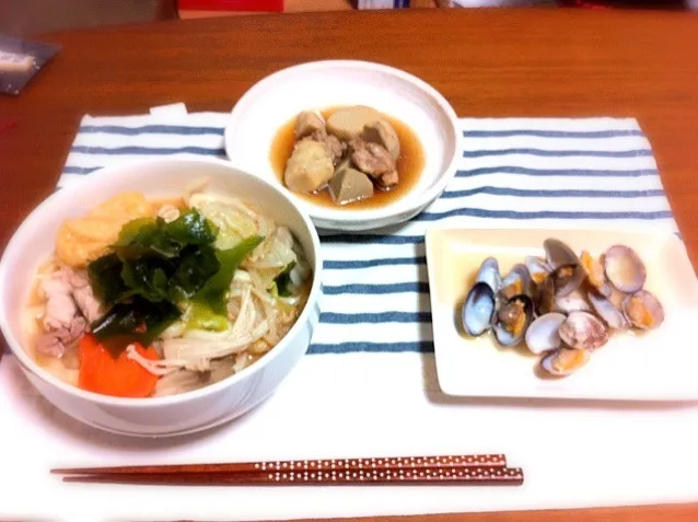 味噌煮込みうどん、里芋と鶏肉の煮物、アサリのバター焼き|カナエさん