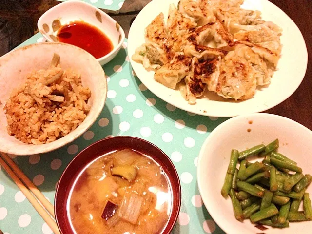 餃子、いんげんの砂糖醤油和え、生姜とゴボウの炊き込みご飯|なおさん