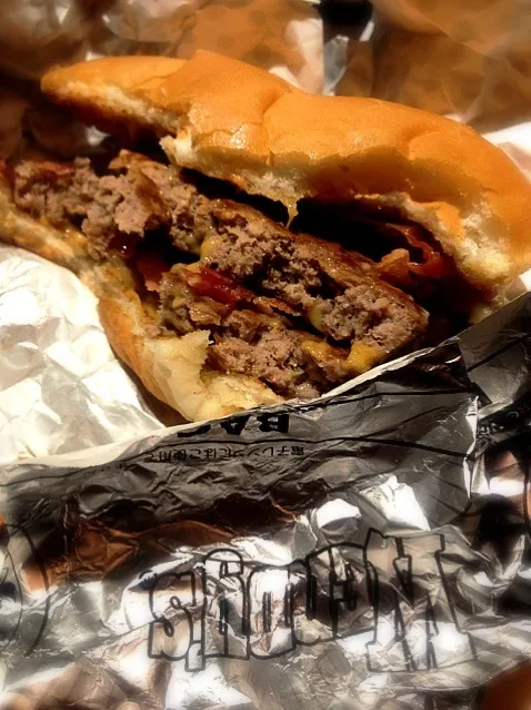 Snapdishの料理写真:Baconator double in Wendy's Japan|Ernさん