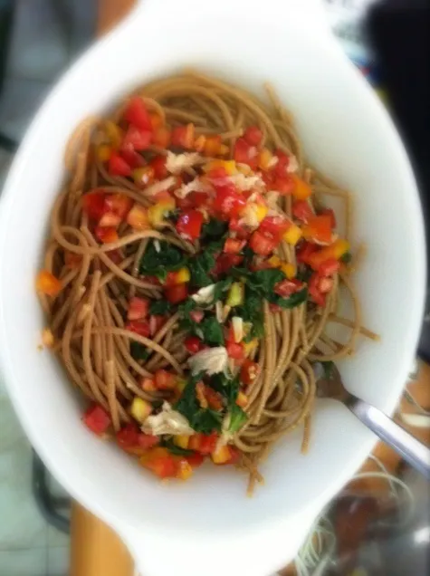 Whole wheat pasta with spinach, lemon, tomatoes garlic dressing|phiras bさん