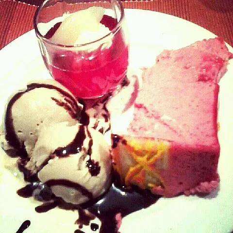 Strawberry Mousse cake, Coffee Icecream|Ilfat Abedinさん