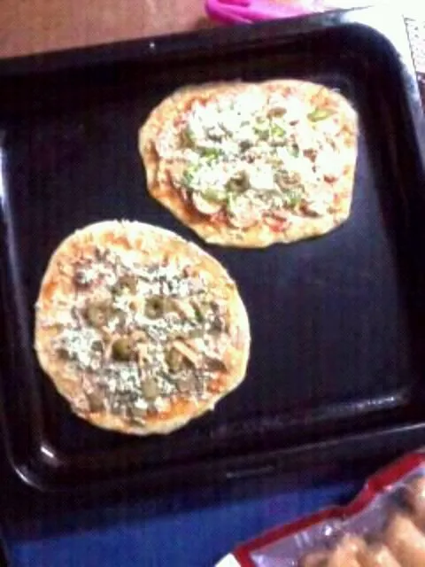 Mushroom and Sausage mini pizzas|Ilfat Abedinさん