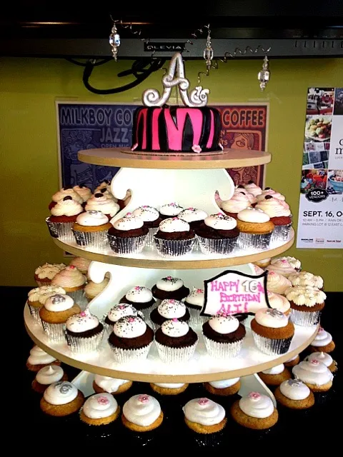 Sweet 16 cupcake tower|lee ann erlbaumさん