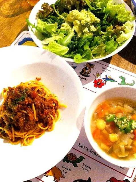 Snapdishの料理写真:日曜日の定番、ミートソーススパゲティアボカド、小松菜のポテトサラダ野菜スープ|まみりんごさん