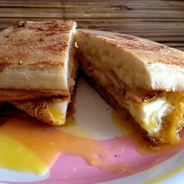 sunday breakkie- turkey, havarti, fried egg sandwich|Nicoleさん