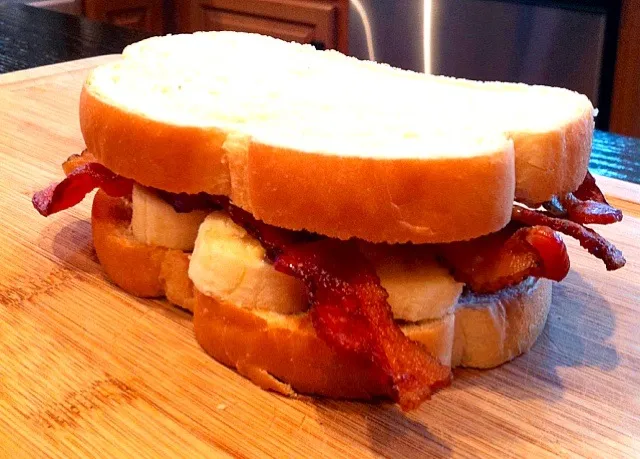 Peanut butter, bacon and banana sandwich|Holly Doranさん