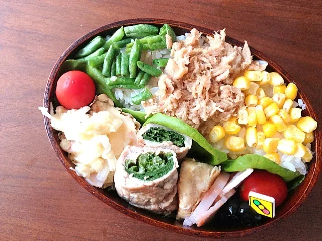 今日の旦那弁当  三色丼（インゲン、ツナ、コーン）、ポテトサラダ、豚肉の小松菜巻、ササミのピカタ、蓮根の梅和え、プチトマト、黒豆|roseさん