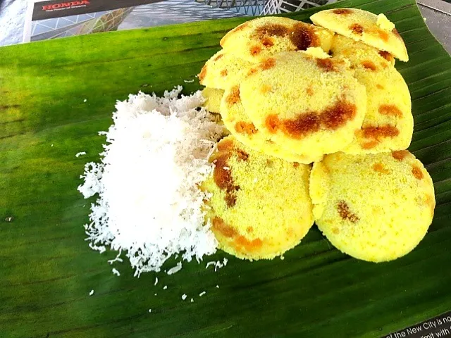 Snapdishの料理写真:Putu piring ( Malay rice flour steam cake) dip with coconut|laumeikuanさん