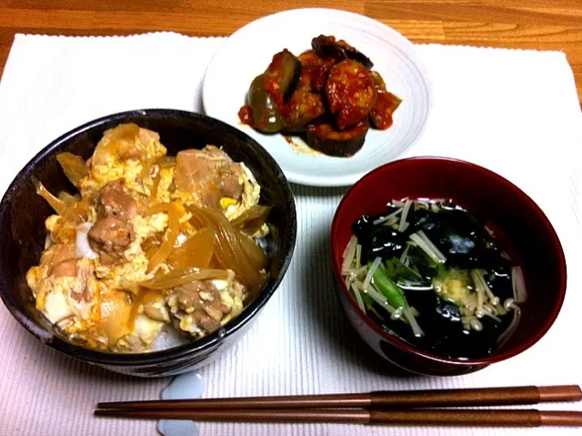 Snapdishの料理写真:親子丼 夏野菜のトマト煮 わかめとえのきのしょうがスープ|古賀愛さん