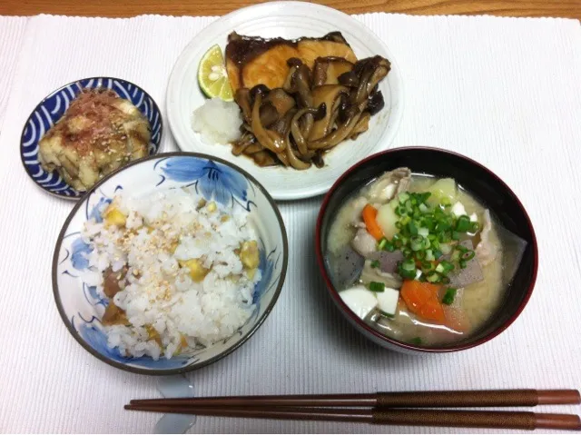 秋定食 ぶりとキノコの照り焼き、栗ご飯、豚汁、焼きなす|古賀愛さん