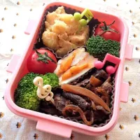 Snapdishの料理写真:娘 お弁当🌷牛肉とごぼうのしぐれ煮＊鮭ポテトサラダ🍀|大杉恵里子さん