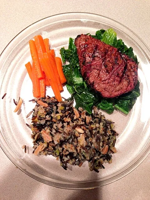 Tenderloin steak with mustard greens, matchstick carrots, and wild rice, leeks bulgur, and almonds.|Deanna Nelsonさん