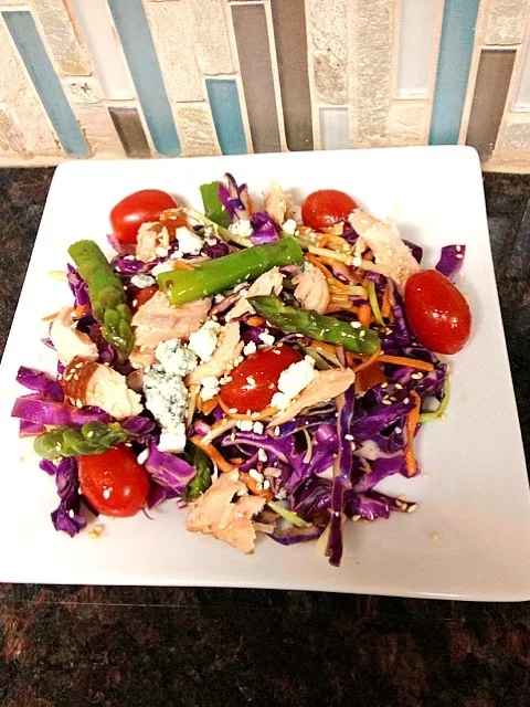 Purple cabbage salad with asparagus, smoke salmon, blue cheese crumbles and ginger/soy dressing.|Katrina Fernandezさん