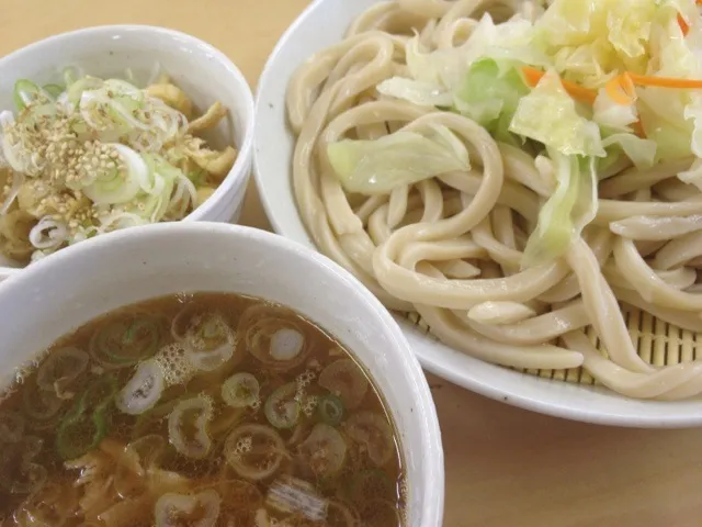 Snapdishの料理写真:吉田つけうどん + ネギの油揚合え を頂きました。 ( こむぎや 北上尾 )|momongatomoさん