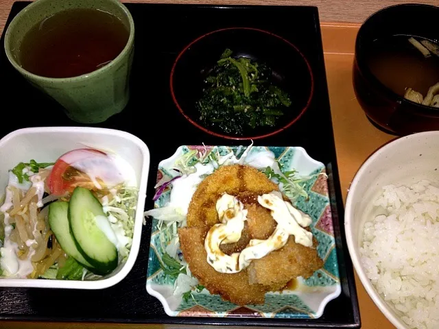 Snapdishの料理写真:ハムカツとコロッケの定食|すかラインさん