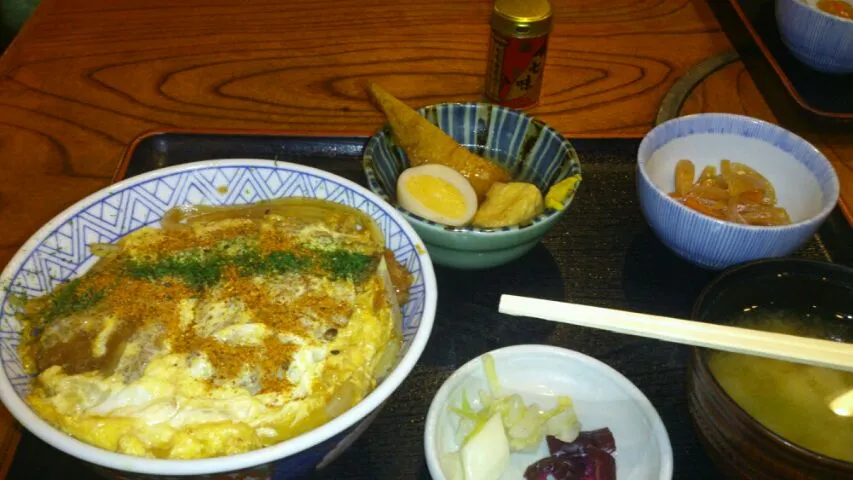 Snapdishの料理写真:週がわり丼はカツ丼。おでんが３つもついてる！|SATOSHI OOCHIさん