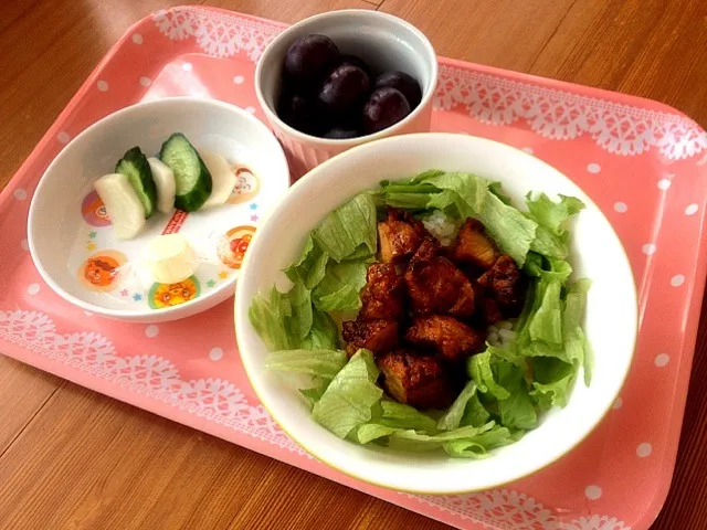 2歳ランチ★照焼き唐揚げ丼、浅漬け、チーズ、ぶどう|溜池さん