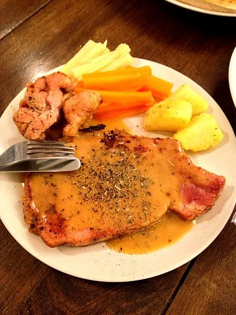 Pork steak topped with sauce./สเต็กหมูราดน้าซอสเฉพาะสูตร|The winnerさん