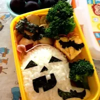 Snapdishの料理写真:オバケ弁当。オバケの中には♪( ´▽｀)|加奈子さん