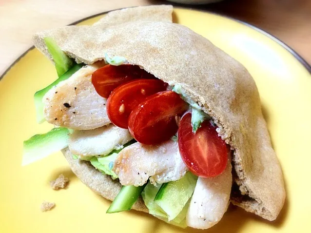 Whole Wheat Pita Bread with Veggies, Chicken and Tzatziki Salad|6畳フィットネスさん