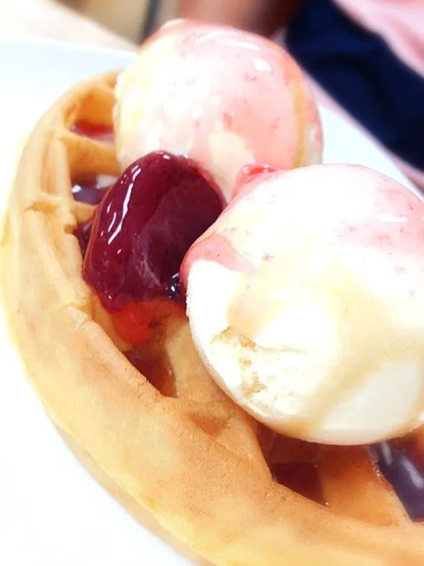 Waffle with vanilla ice cream and strawberry sauce topping|PhUnGさん