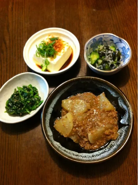 ひき肉と大根の煮物、ほうれん草のごま和え、キュウリもみ、湯豆腐|きりママさん