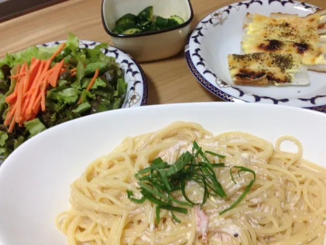 昨日の夕飯は明太クリームパスタ、ちくわのマヨチーズ焼き、きゅうりの中華あえでした。パスタちょっと味薄すぎた(°_°)|うみちづさん