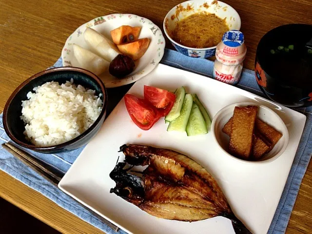 鯵のひらき  天ぷらの煮付け  サラダ  カジメの吸い物  梨  柿  渋皮煮   ヤクルト|高田恵子さん